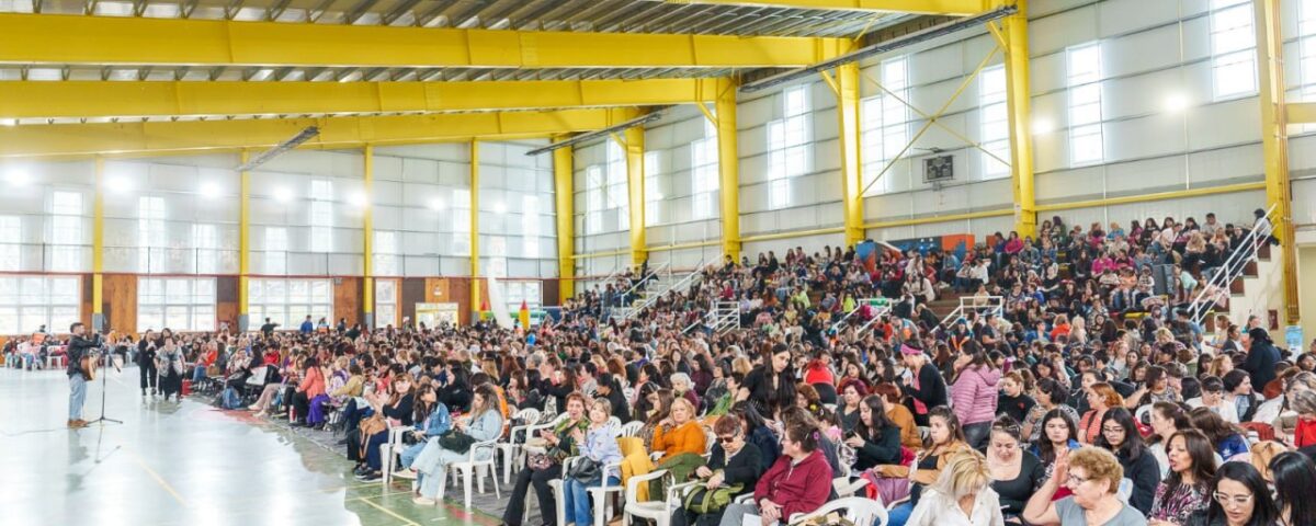 En una ‘Casa del Deporte’ colmada se llevó a cabo el bingo “Mes de las Maternidades” en Ushuaia