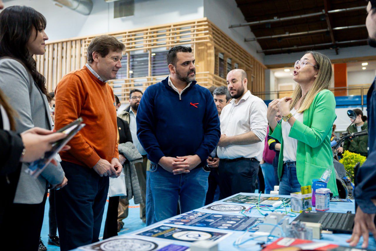 EL GOBERNADOR MELELLA RECORRIÓ LA EXPO USHUAIA CIUDAD SEGURA