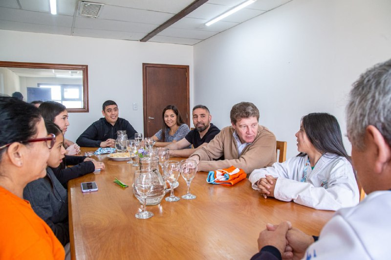 EL GOBERNADOR MELELLA SE REUNIÓ CON DEPORTISTAS DE TOLHUIN QUE COMPITIERON EN EL WORLD CHAMPIONSHIP DE TAEKWONDO